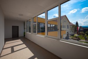 Gangaussicht Kindergarten Desselbrunn / kigago (Paschinger Architekten) Modulbauweise Massivholz