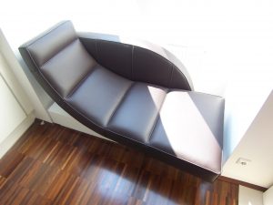 Bild einer Recamiere das als Möbeldesign in einem Einfamilienhaus eingesetzt ist, das von Architekten geplant wurde