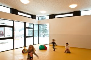 Innenansicht Gruppenraum Kindergarten-Erweiterung Drassburg / kigago (Paschinger Architekten) Modulbauweise Massivholz