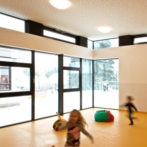 Innenansicht Gruppenraum Kindergarten-Erweiterung Drassburg / kigago (Paschinger Architekten) Modulbauweise Massivholz