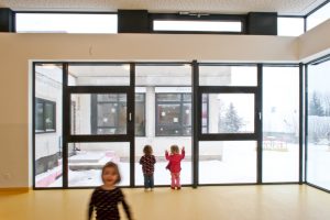 Innenansicht Gruppenraum Kindergarten-Erweiterung Drassburg / kigago (Paschinger Architekten) Modulbauweise Massivholz