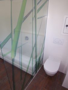 Bild des Bades mit integriertem Möbeldesign (Toilette & Dusche) von einem Einfamilienhaus das von Architekten geplant wurde