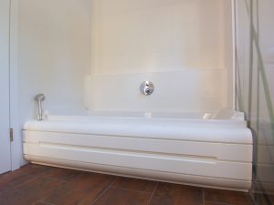 Bild des Bades mit integriertem Möbeldesign (Badewanne & Dusche) von einem Einfamilienhaus das von Architekten geplant wurde