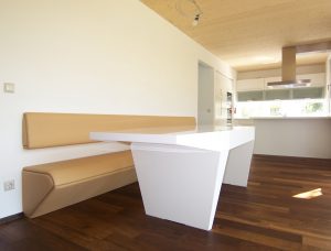 Bild des Wohnzimmers mit integriertem Möbeldesign (Esstisch) von einem Einfamilienhaus das von Architekten geplant wurde