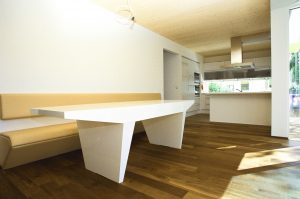 Bild des Wohnzimmers mit integriertem Möbeldesign (Esstisch) von einem Einfamilienhaus das von Architekten geplant wurde