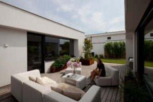 Ansicht des Innenhofes bzw. der Terrasse im "Bungalow R" der Paschinger Architekten