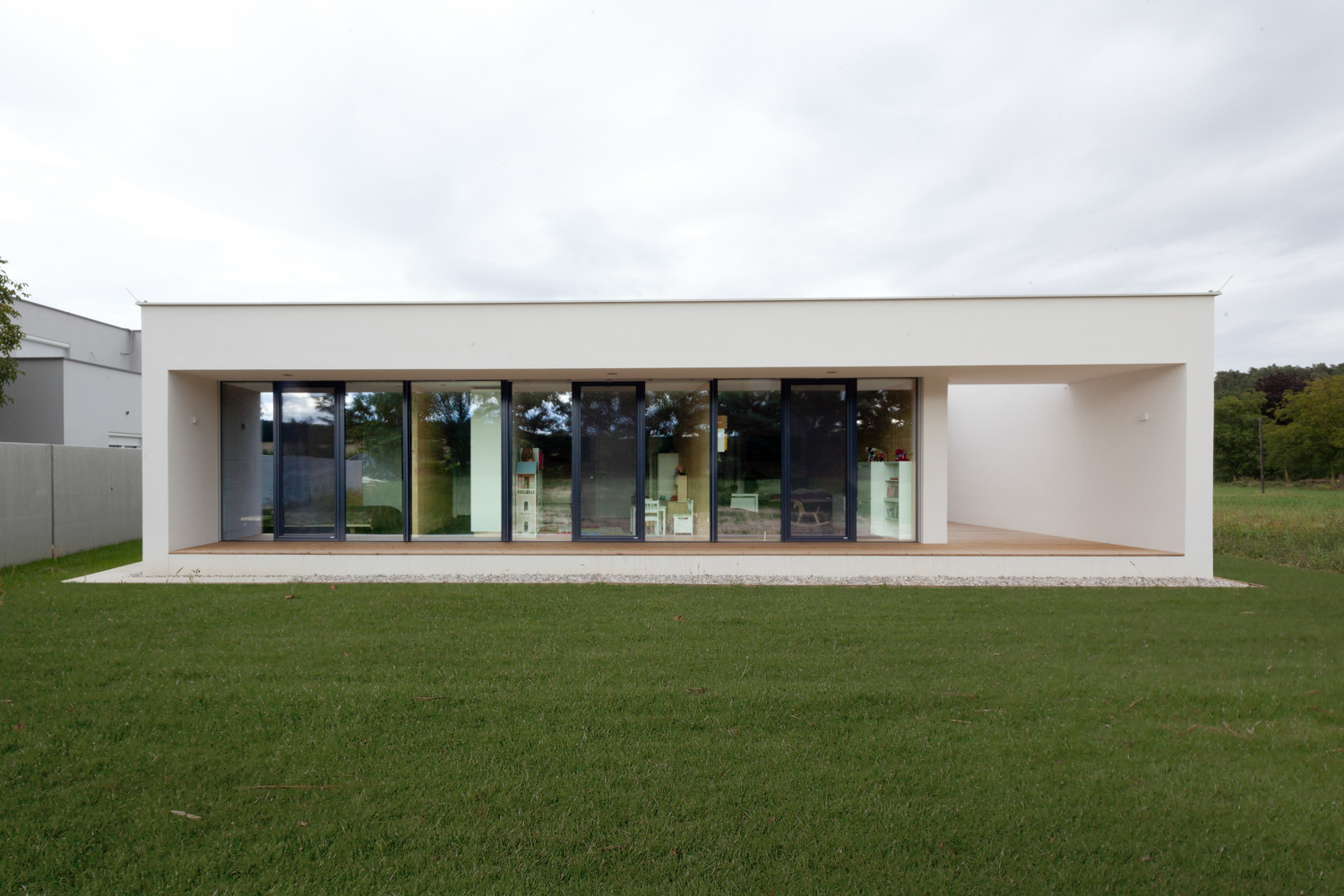 Fertiggestellter bungalow R in stoob der Paschinger Architekten - Außenansicht