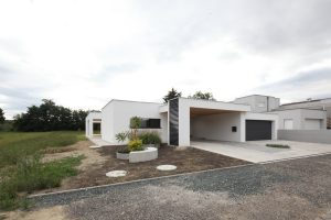 Fertiggestellter bungalow R in stoob der Paschinger Architekten - Außenansicht