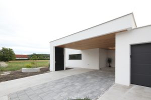 Fertiggestellter bungalow R in stoob der Paschinger Architekten - Außenansicht/Carport