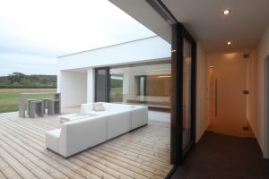 Fertiggestellter bungalow R in stoob der Paschinger Architekten - Außenansicht/Terrasse