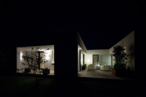 Abendliche Ansicht des Innenhofes bzw. der Terrasse im "Bungalow R" der Paschinger Architekten