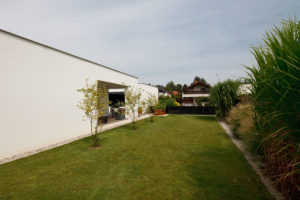 Außenansicht eines Bungalows der Paschinger Architekten mit Garten