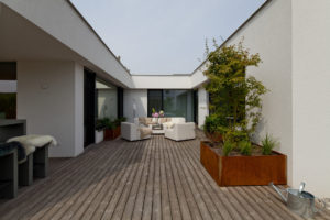 Ansicht des Innenhofes bzw. der Terrasse im "Bungalow R" der Paschinger Architekten