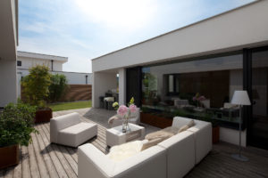 Ansicht des Innenhofes bzw. der Terrasse im "Bungalow R" der Paschinger Architekten