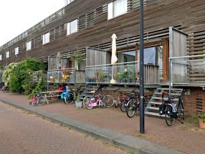 Holländische Gebäude nützen den Platz an der Straßenseite