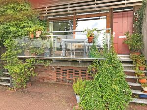 Holländische Gebäude nützen den Platz an der Straßenseite