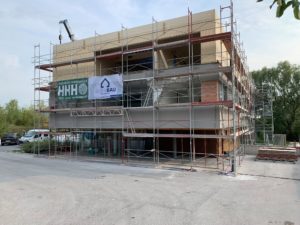 Außenansicht des komplett fertigen Rohbaus unseres Projektes KPS in Holzmassivbauweise in Guntramsdorf