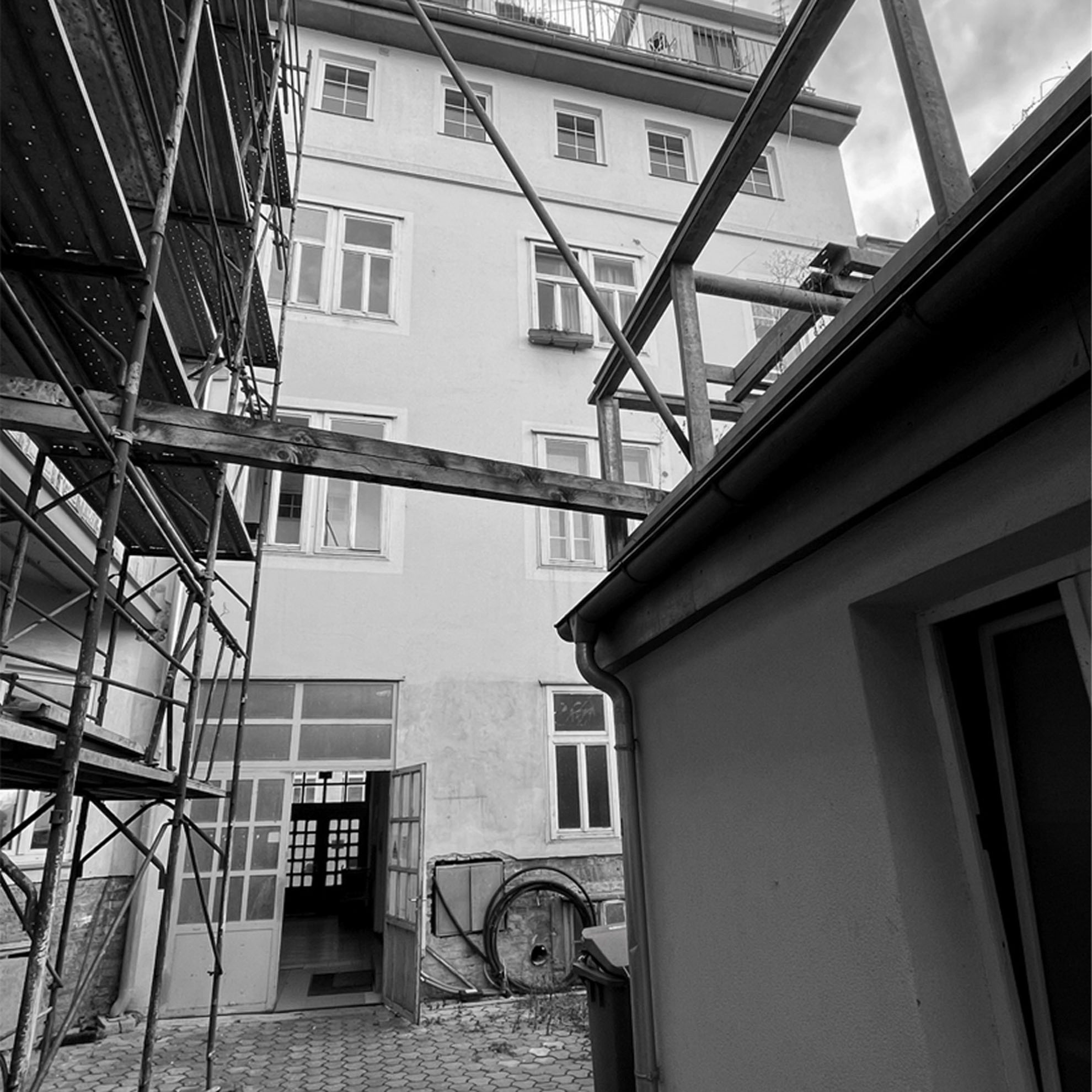 03 paschinger_architekten_wohnhaus_sanierung_aufstockung_dachgeschossausbau_wien_1150_bestand_03_sw_qu