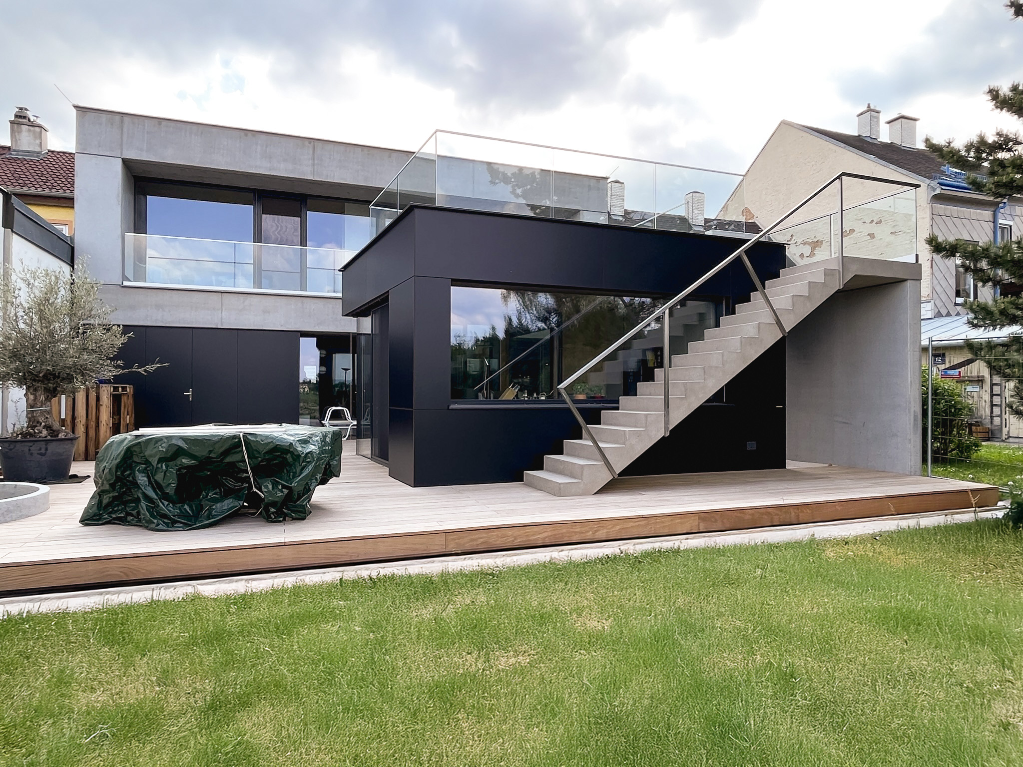 einfamilienhaus von paschinger architekten aus wien - eine spannende kombination aus sichtbeton und holz