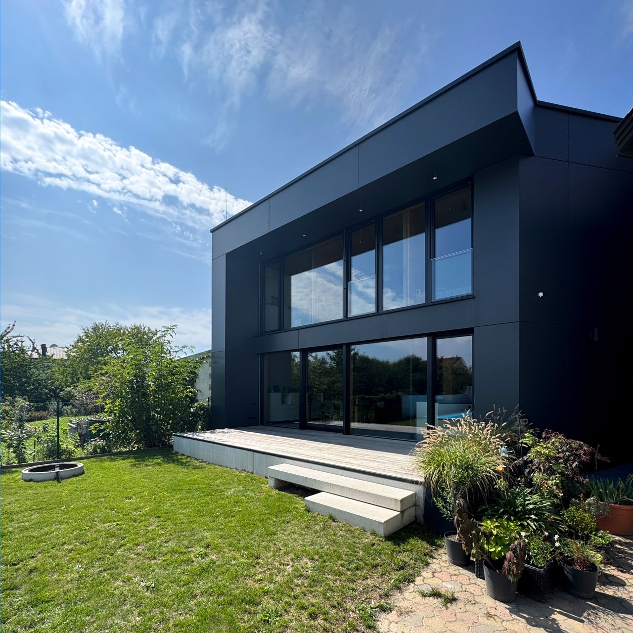 Außenansicht eines Einfamilienhauses, das durch die Paschinger Architekten Wien geplant und gebaut wurde